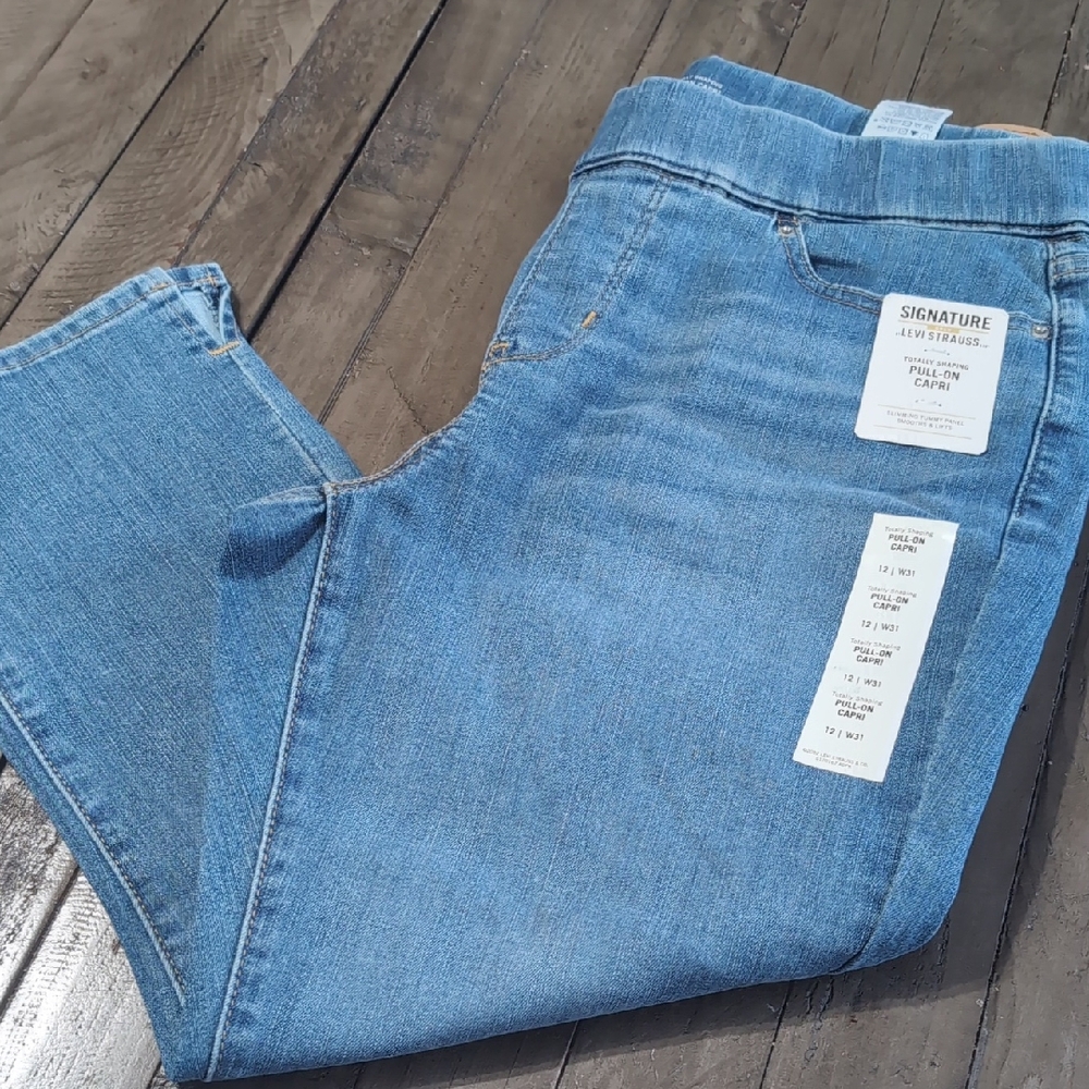 Signature Women's Blue Jean Capris